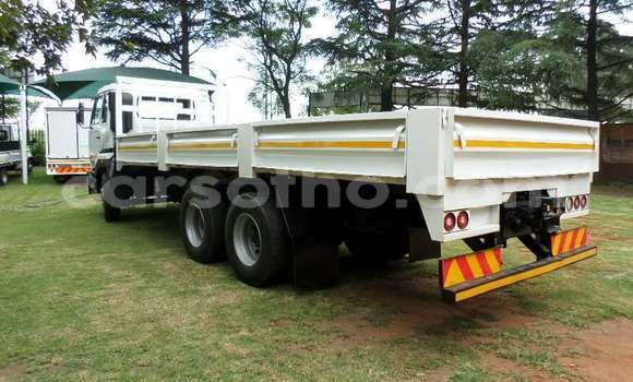 Sayi Na hannu Nissan UD White Babbar mota in Maseru a Maseru Sayi Na hannu Nissan UD White Babbar mota in Maseru a Maseru