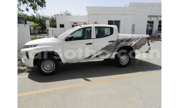 Sayi Imported Mitsubishi L200 White Mota in Import - Dubai a Maseru Sayi Imported Mitsubishi L200 White Mota in Import - Dubai a Maseru