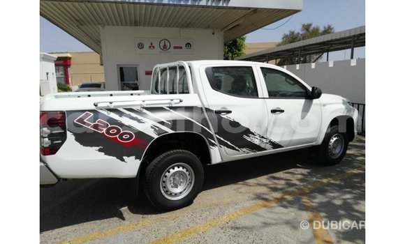 Sayi Imported Mitsubishi L200 White Mota in Import - Dubai a Maseru Sayi Imported Mitsubishi L200 White Mota in Import - Dubai a Maseru