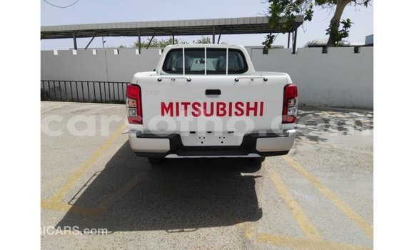 Sayi Imported Mitsubishi L200 White Mota in Import - Dubai a Maseru Sayi Imported Mitsubishi L200 White Mota in Import - Dubai a Maseru