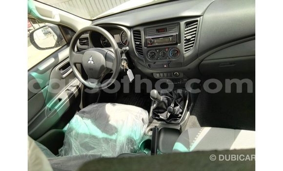 Sayi Imported Mitsubishi L200 White Mota in Import - Dubai a Maseru Sayi Imported Mitsubishi L200 White Mota in Import - Dubai a Maseru