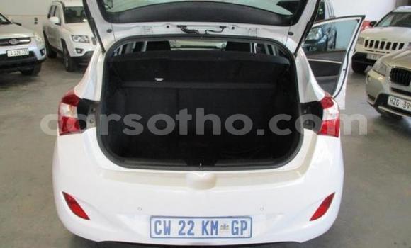 Sayi Na hannu Hyundai i30 White Mota in Maseru a Maseru Sayi Na hannu Hyundai i30 White Mota in Maseru a Maseru