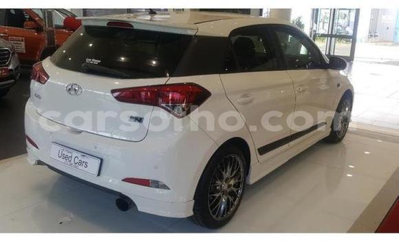 Acheter Occasion Voiture Hyundai i20 Blanc à Hlotse, Leribe Acheter Occasion Voiture Hyundai i20 Blanc à Hlotse, Leribe