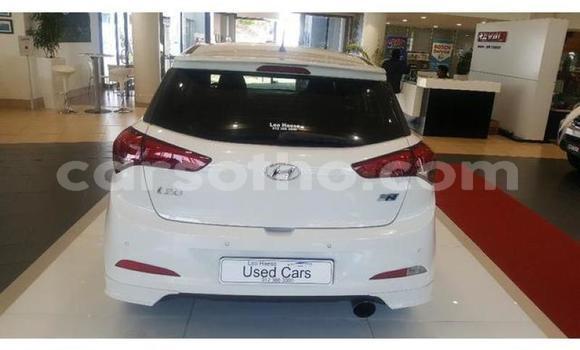 Acheter Occasion Voiture Hyundai i20 Blanc à Hlotse, Leribe Acheter Occasion Voiture Hyundai i20 Blanc à Hlotse, Leribe