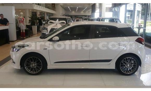 Acheter Occasion Voiture Hyundai i20 Blanc à Hlotse, Leribe Acheter Occasion Voiture Hyundai i20 Blanc à Hlotse, Leribe