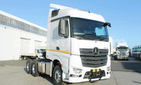 Sayi Na hannu Mercedes‒Benz Arocs White Babbar mota in Maseru a Maseru Sayi Na hannu Mercedes‒Benz Arocs White Babbar mota in Maseru a Maseru