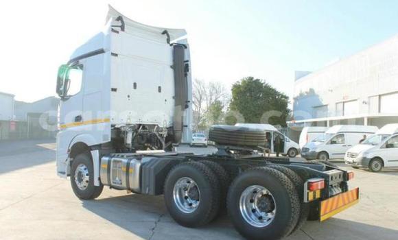 Sayi Na hannu Mercedes‒Benz Arocs White Babbar mota in Maseru a Maseru Sayi Na hannu Mercedes‒Benz Arocs White Babbar mota in Maseru a Maseru