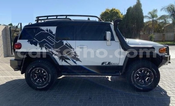 Buy Used Toyota FJ Cruiser White Car in Maseru in Maseru Buy Used Toyota FJ Cruiser White Car in Maseru in Maseru