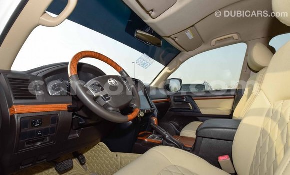 Acheter Import Voiture Toyota Land Cruiser Blanc à Import - Dubai, Maseru Acheter Import Voiture Toyota Land Cruiser Blanc à Import - Dubai, Maseru