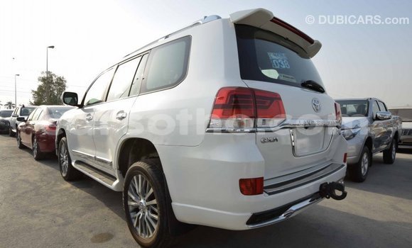 Acheter Import Voiture Toyota Land Cruiser Blanc à Import - Dubai, Maseru Acheter Import Voiture Toyota Land Cruiser Blanc à Import - Dubai, Maseru