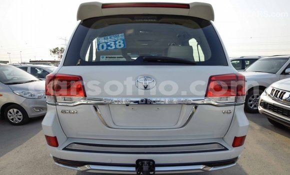 Acheter Import Voiture Toyota Land Cruiser Blanc à Import - Dubai, Maseru Acheter Import Voiture Toyota Land Cruiser Blanc à Import - Dubai, Maseru