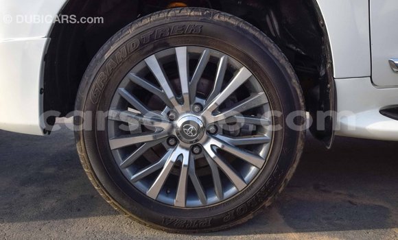 Acheter Import Voiture Toyota Land Cruiser Blanc à Import - Dubai, Maseru Acheter Import Voiture Toyota Land Cruiser Blanc à Import - Dubai, Maseru