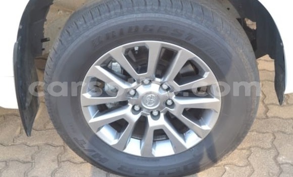 Sayi Na hannu Toyota Prado White Mota in Maseru a Maseru Sayi Na hannu Toyota Prado White Mota in Maseru a Maseru