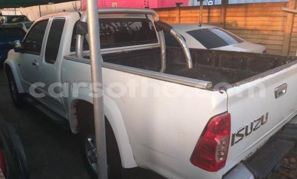 Sayi Na hannu Isuzu KB White Mota in Thaba–Tseka a Mafeteng Sayi Na hannu Isuzu KB White Mota in Thaba–Tseka a Mafeteng