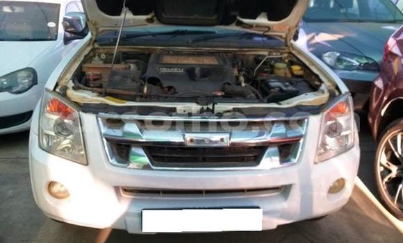 Sayi Na hannu Isuzu KB White Mota in Thaba–Tseka a Mafeteng Sayi Na hannu Isuzu KB White Mota in Thaba–Tseka a Mafeteng