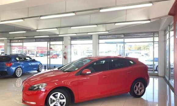 Acheter Occasion Voiture Volvo V40 Rouge à Hlotse, Leribe Acheter Occasion Voiture Volvo V40 Rouge à Hlotse, Leribe