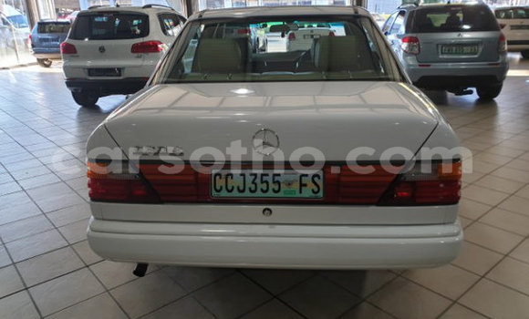 Sayi Na hannu Mercedes-Benz 290 White Mota in Maseru a Maseru Sayi Na hannu Mercedes-Benz 290 White Mota in Maseru a Maseru