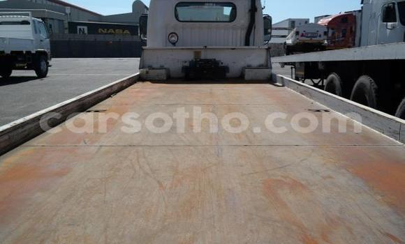 Sayi Na hannu Nissan UD White Babbar mota in Maseru a Maseru Sayi Na hannu Nissan UD White Babbar mota in Maseru a Maseru