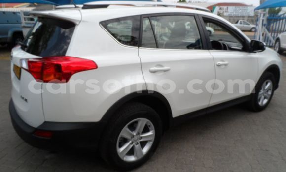 Sayi Na hannu Toyota RAV4 White Mota in Import - Dubai a Maseru Sayi Na hannu Toyota RAV4 White Mota in Import - Dubai a Maseru