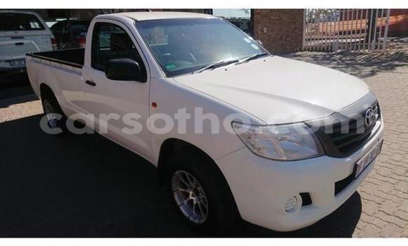 Sayi Na hannu Toyota Hilux White Mota in Maseru a Maseru Sayi Na hannu Toyota Hilux White Mota in Maseru a Maseru