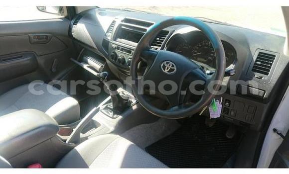 Sayi Na hannu Toyota Hilux White Mota in Maseru a Maseru Sayi Na hannu Toyota Hilux White Mota in Maseru a Maseru