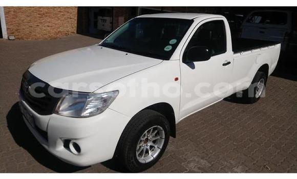 Sayi Na hannu Toyota Hilux White Mota in Maseru a Maseru Sayi Na hannu Toyota Hilux White Mota in Maseru a Maseru