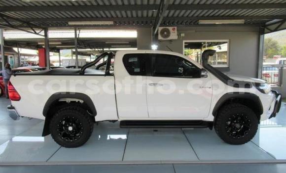 Sayi Na hannu Toyota Hilux White Mota in Maputsoa a Leribe Sayi Na hannu Toyota Hilux White Mota in Maputsoa a Leribe