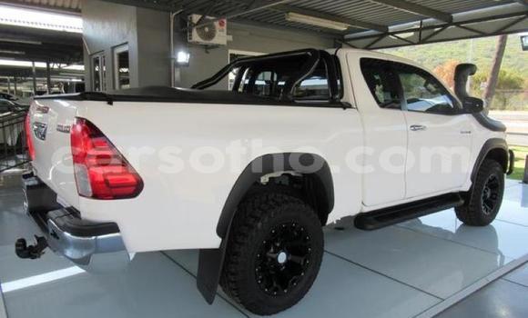Sayi Na hannu Toyota Hilux White Mota in Maputsoa a Leribe Sayi Na hannu Toyota Hilux White Mota in Maputsoa a Leribe