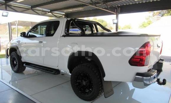 Sayi Na hannu Toyota Hilux White Mota in Maputsoa a Leribe Sayi Na hannu Toyota Hilux White Mota in Maputsoa a Leribe