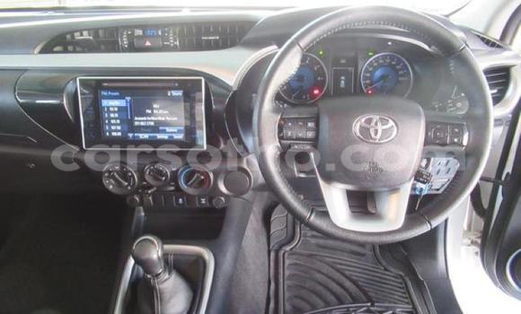 Sayi Na hannu Toyota Hilux White Mota in Maputsoa a Leribe Sayi Na hannu Toyota Hilux White Mota in Maputsoa a Leribe