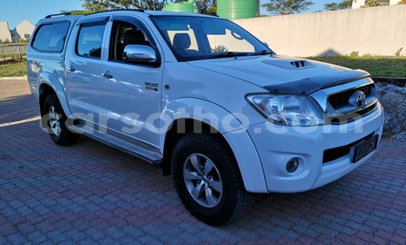 Sayi Na hannu Toyota Hilux White Mota in Maseru a Maseru Sayi Na hannu Toyota Hilux White Mota in Maseru a Maseru