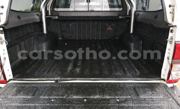 Sayi Na hannu Toyota Hilux White Mota in Maseru a Maseru Sayi Na hannu Toyota Hilux White Mota in Maseru a Maseru
