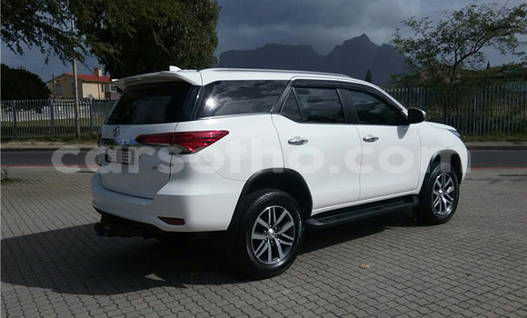 Acheter Occasion Voiture Toyota Fortuner Blanc à Maseru, Maseru Acheter Occasion Voiture Toyota Fortuner Blanc à Maseru, Maseru