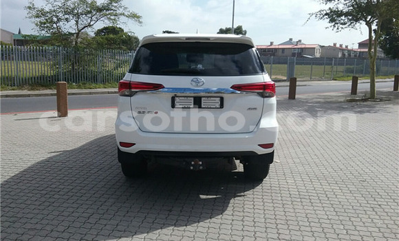 Acheter Occasion Voiture Toyota Fortuner Blanc à Maseru, Maseru Acheter Occasion Voiture Toyota Fortuner Blanc à Maseru, Maseru
