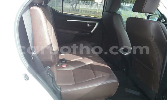 Acheter Occasion Voiture Toyota Fortuner Blanc à Maseru, Maseru Acheter Occasion Voiture Toyota Fortuner Blanc à Maseru, Maseru