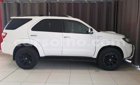 Buy Used Toyota Fortuner White Car in Peka in Leribe Buy Used Toyota Fortuner White Car in Peka in Leribe