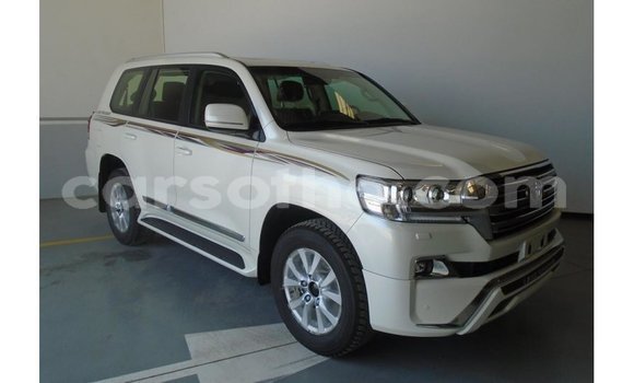 Sayi Imported Toyota Land Cruiser White Mota in Import - Dubai a Maseru Sayi Imported Toyota Land Cruiser White Mota in Import - Dubai a Maseru