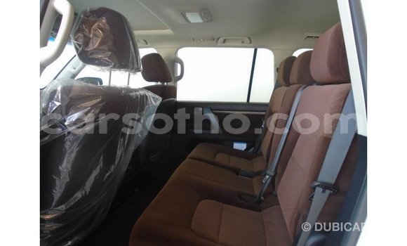Sayi Imported Toyota Land Cruiser White Mota in Import - Dubai a Maseru Sayi Imported Toyota Land Cruiser White Mota in Import - Dubai a Maseru