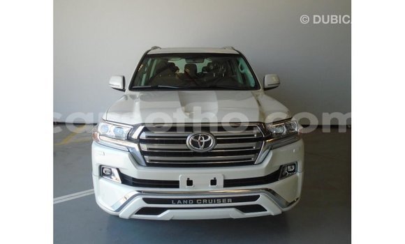 Sayi Imported Toyota Land Cruiser White Mota in Import - Dubai a Maseru Sayi Imported Toyota Land Cruiser White Mota in Import - Dubai a Maseru