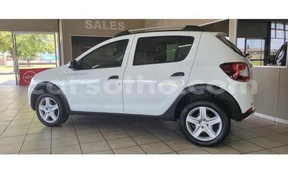 Sayi Na hannu Renault Sandero White Mota in Maseru a Maseru Sayi Na hannu Renault Sandero White Mota in Maseru a Maseru