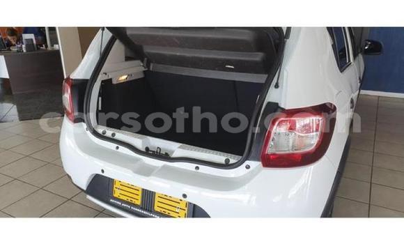 Sayi Na hannu Renault Sandero White Mota in Maseru a Maseru Sayi Na hannu Renault Sandero White Mota in Maseru a Maseru