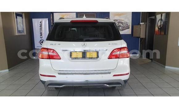 Sayi Na hannu Mercedes-Benz M-klasse AMG White Mota in Maseru a Maseru Sayi Na hannu Mercedes-Benz M-klasse AMG White Mota in Maseru a Maseru
