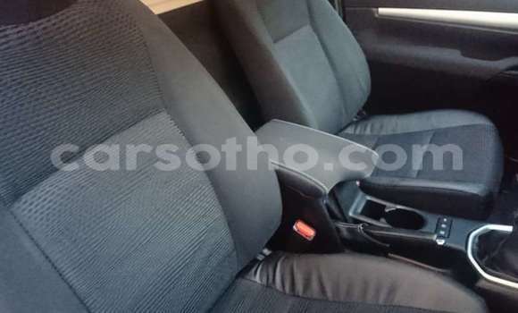 Sayi Na hannu Toyota Hilux White Mota in Maseru a Maseru Sayi Na hannu Toyota Hilux White Mota in Maseru a Maseru