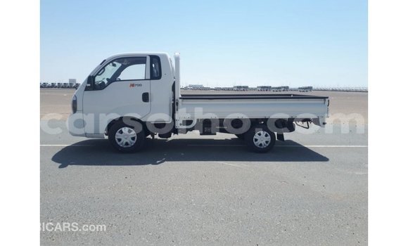 Acheter Import Voiture Kia Carens Blanc à Import - Dubai, Maseru Acheter Import Voiture Kia Carens Blanc à Import - Dubai, Maseru