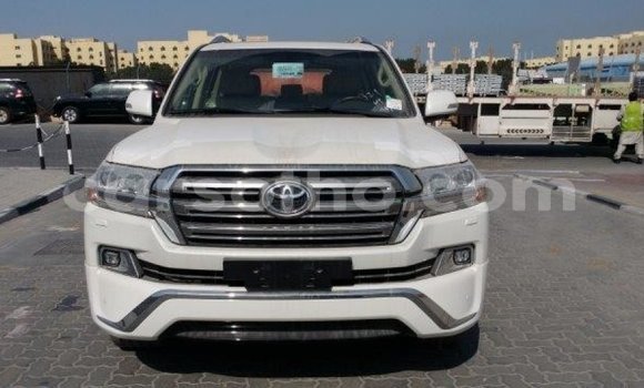 Acheter Import Voiture Toyota Land Cruiser Blanc à Import - Dubai, Maseru Acheter Import Voiture Toyota Land Cruiser Blanc à Import - Dubai, Maseru