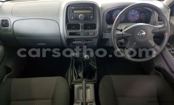 Sayi Na hannu Nissan NP 300 White Mota in Mafeteng a Mafeteng Sayi Na hannu Nissan NP 300 White Mota in Mafeteng a Mafeteng