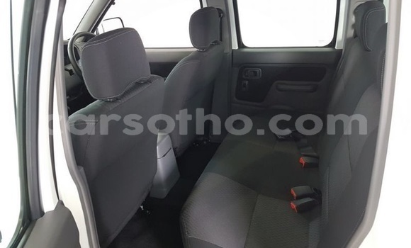 Sayi Na hannu Nissan NP 300 White Mota in Mafeteng a Mafeteng Sayi Na hannu Nissan NP 300 White Mota in Mafeteng a Mafeteng