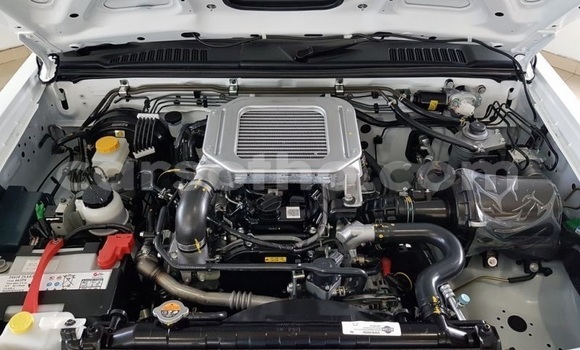 Sayi Na hannu Nissan NP 300 White Mota in Mafeteng a Mafeteng Sayi Na hannu Nissan NP 300 White Mota in Mafeteng a Mafeteng