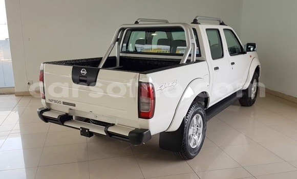 Sayi Na hannu Nissan NP 300 White Mota in Mafeteng a Mafeteng Sayi Na hannu Nissan NP 300 White Mota in Mafeteng a Mafeteng