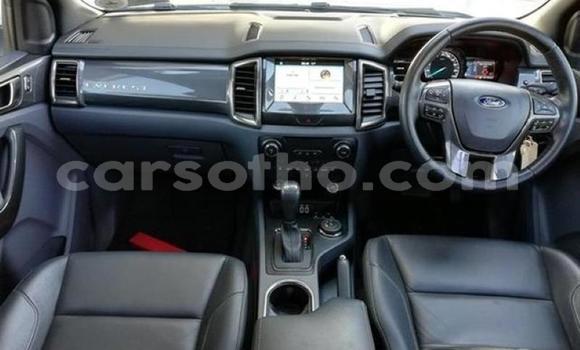 Sayi Na hannu Ford Everest White Mota in Maseru a Maseru Sayi Na hannu Ford Everest White Mota in Maseru a Maseru